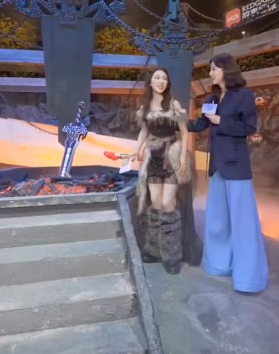 刘诗诗西装大波浪刘诗诗仙剑3龙葵的铸剑池 刘诗诗西装大波浪，造型干练利落，刘诗诗