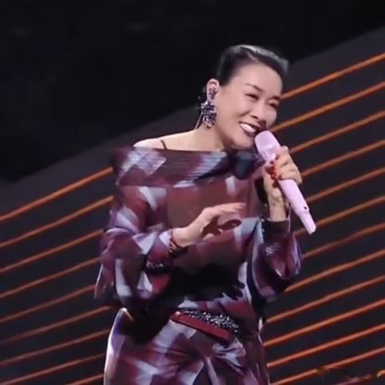那英直播笑场，那英直播时，《梦一场》歌声中突然冒出“左？还是右！”的呼喊，笑场画