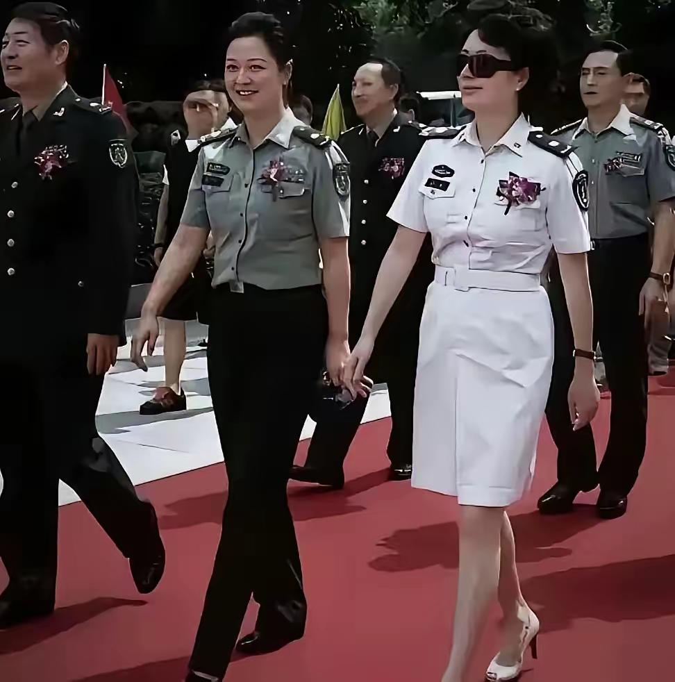 这里面有一位美女演员
她年轻的时候很漂亮，很成熟，很有女人味
她穿着军服威武霸气