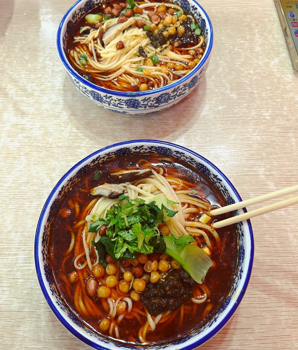 怪热的也不想做饭。和我闺女在楼下吃碗面得了。 
