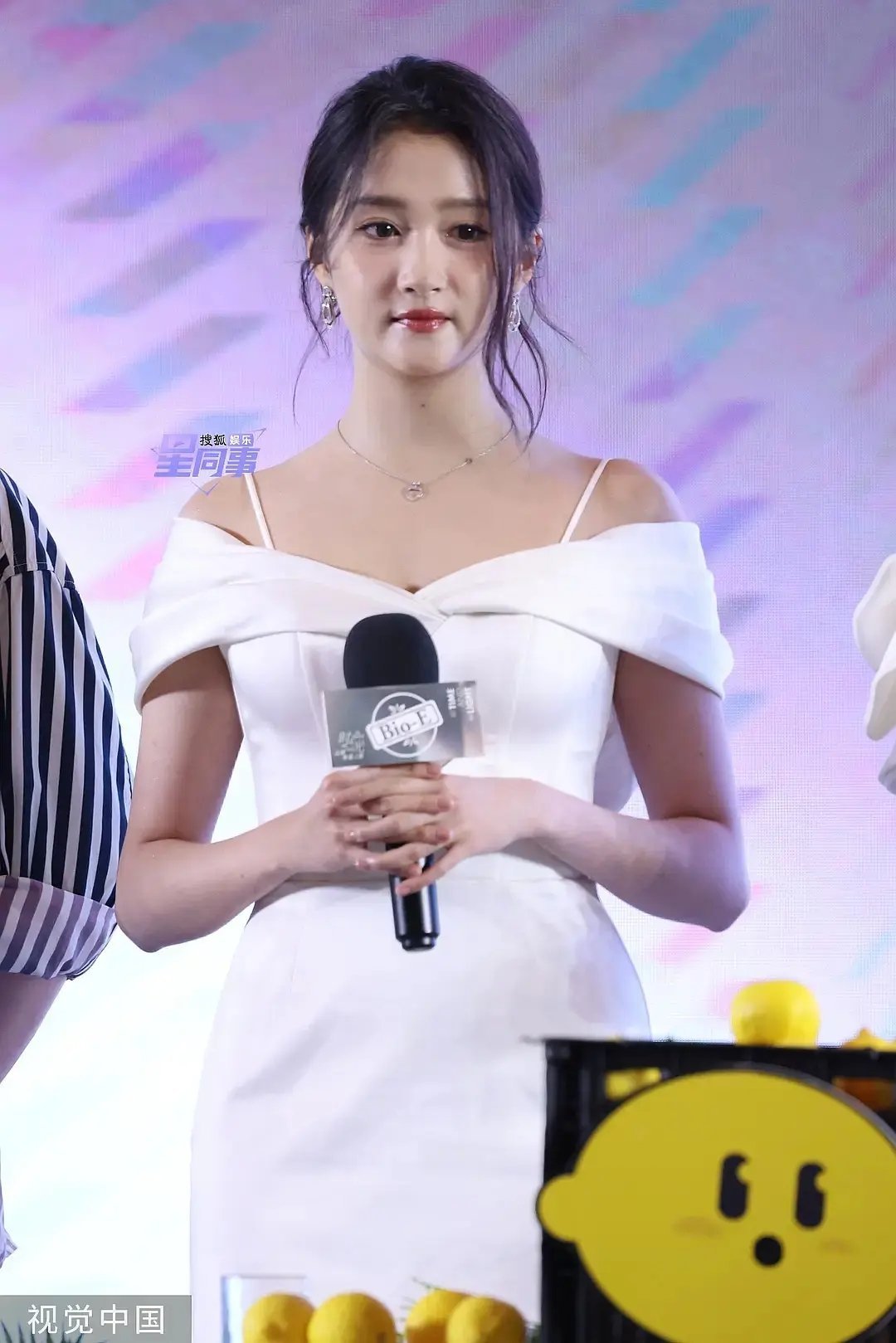 关晓彤在我审美死角里的长相。。。不知道为什么，怎么打扮都get不到。。。 