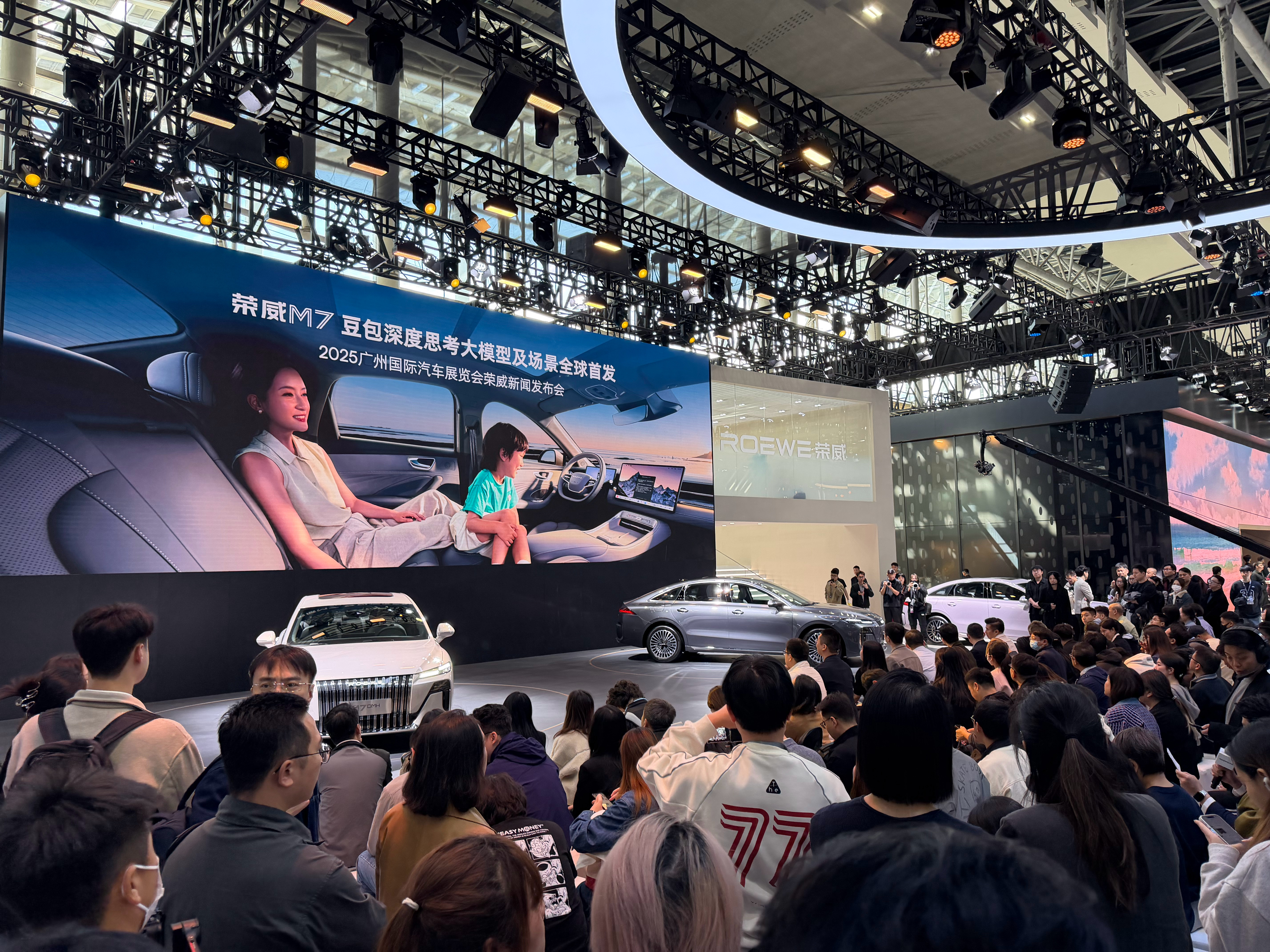 荣威M7 DMH现在搭载豆包AI车机啦～还没试驾过。但10万这个造型很牛逼了！ 