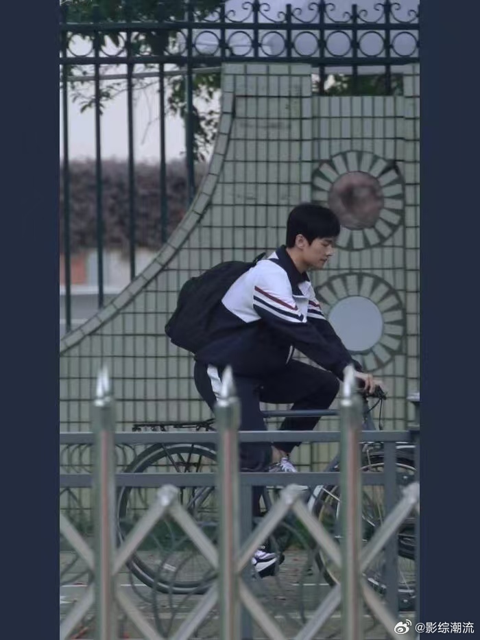 杨洋我和我的白月光学长 身上那股清爽少年感扑面而来，这不就是学生时代遥不可及的白