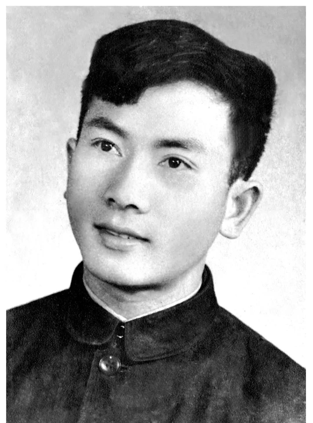 著名演员何赛飞晒与父亲的旧照，年轻时的父亲仪表堂堂，颜值非常高。美丽优雅的何赛飞