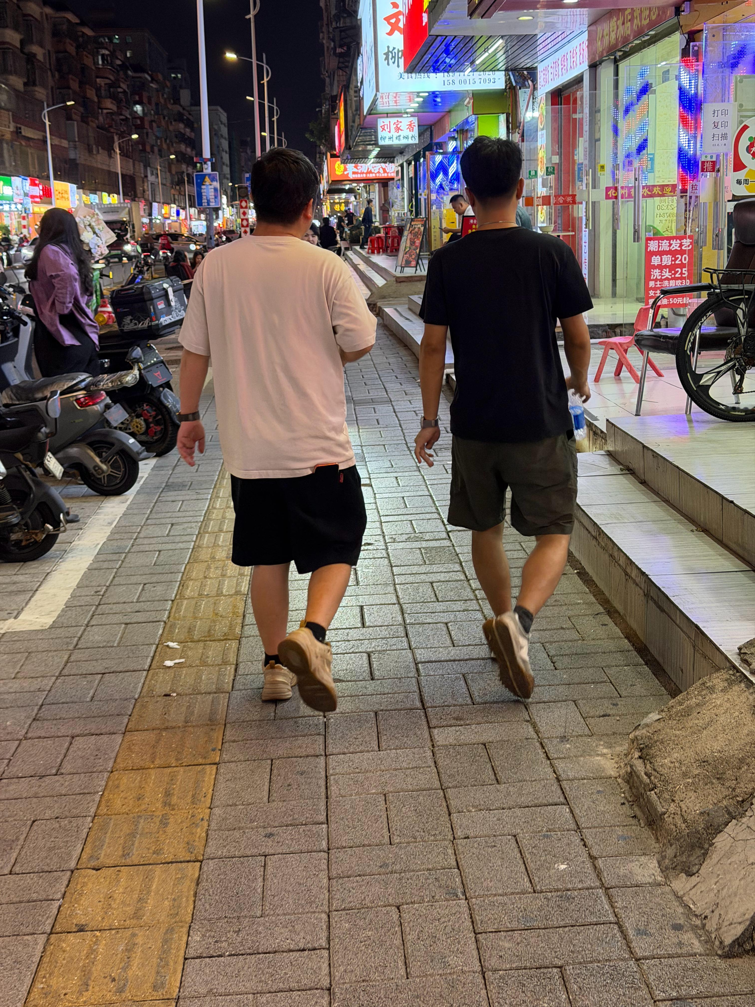 每天下班任务：走路8公里。我之前也是天天跑步的，结果膝盖半月板拉伤，现在只能走路