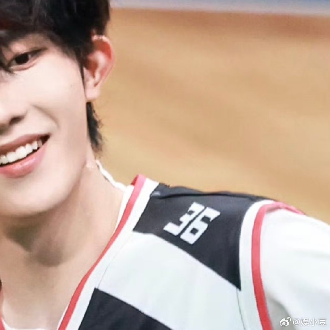 苏新皓脖子上贴了膏药苏新皓疑似跳高扭到脖子跳高的时候就在揉脖子了