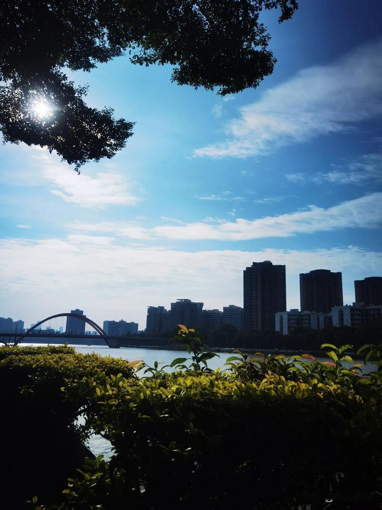 能否分享一下你拍摄的天空阳光明媚，蓝天白云与江水很衬哟，深秋好天气[比心]