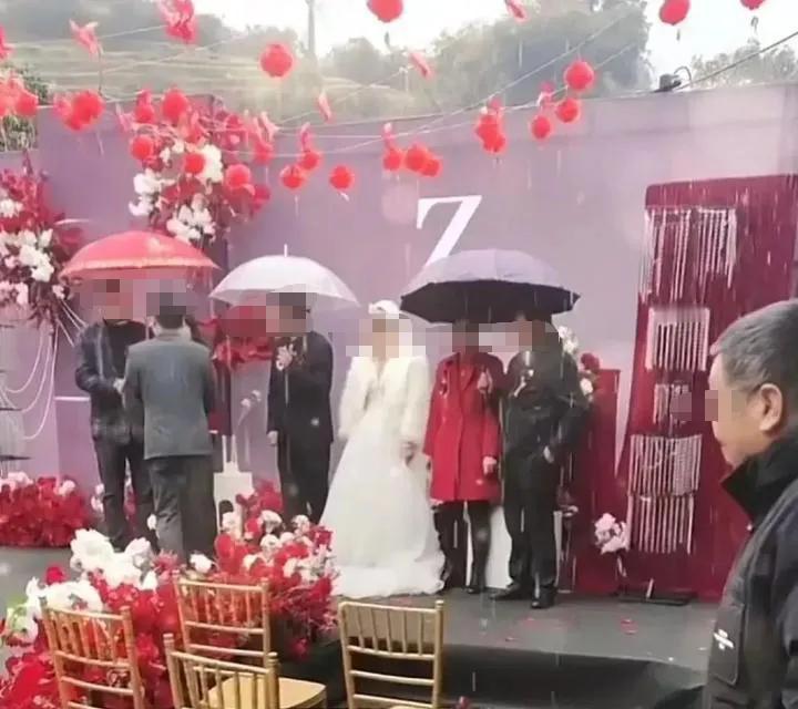 一场雨看清一个人！
近日，河南一对新人结婚，正好下起了大雨，车子到达婚礼现场后，