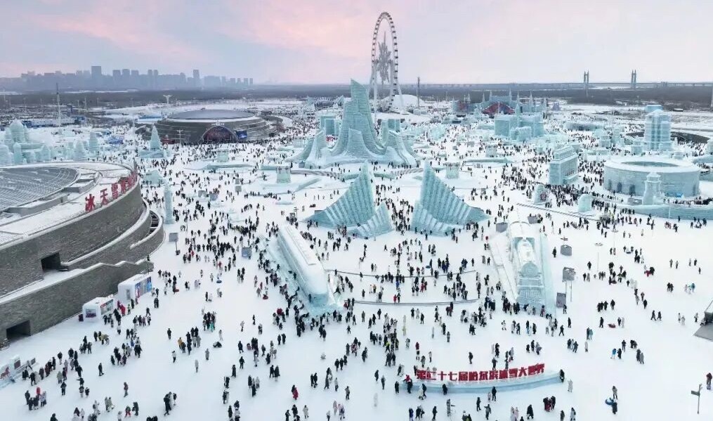 2月21日，哈尔滨冰雪大世界发了份公告。气温骤升，突破历史极值，冰雪融化严重——