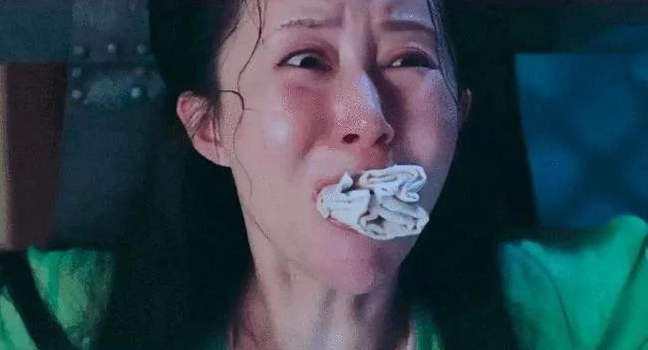 1182年，名妓严蕊被朱熹抓进大狱，狱卒扒掉了她的衣服，强迫她趴在冰冷潮湿的地砖