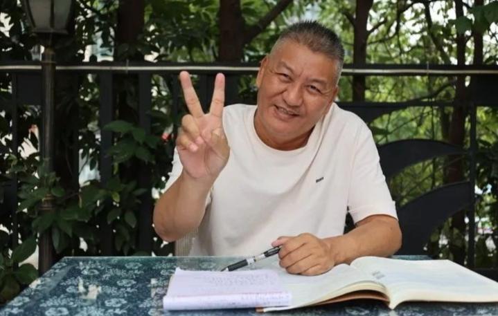 梁实，59岁，四川省仁寿县文宫镇高家公社，商人。被网友戏称之为中国第一铁脑壳，高