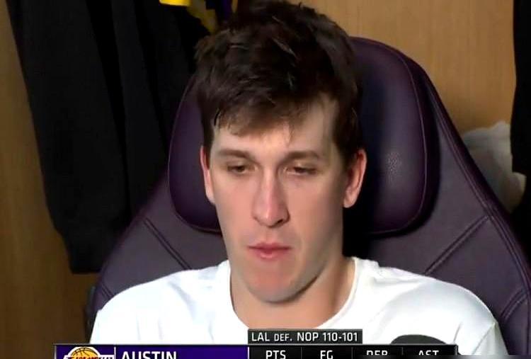 8900万美金摆在桌上他不签，非要赌一把2.4亿，结果小腿肌肉撕裂砸了饭碗。
 