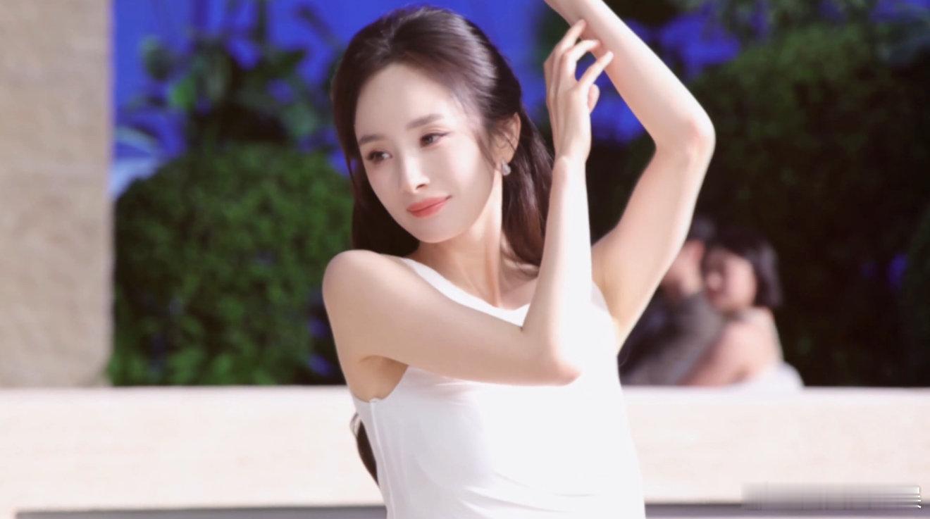 杨幂白裙造型梦回夏晚晴 杨幂穿白色无袖长裙好看到词穷，半扎发一弄温柔直接拉满，恍