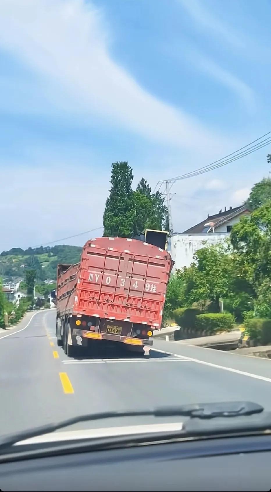 这样子，还能上路？真怕它倒了…