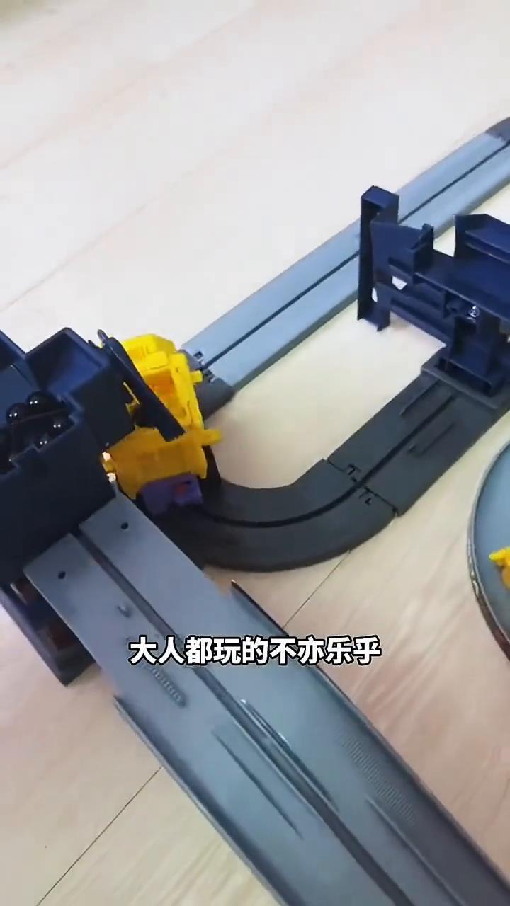 这样的玩具别说是小朋友，大人都玩的不亦乐乎。老父亲趁儿子睡着以后玩起了这款工程轨