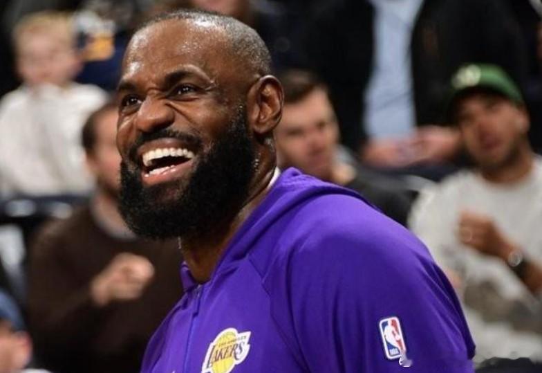 詹姆斯全场正负值-6，排在首发球员中最高，相比之下东契奇正负值-25，虽然得分依