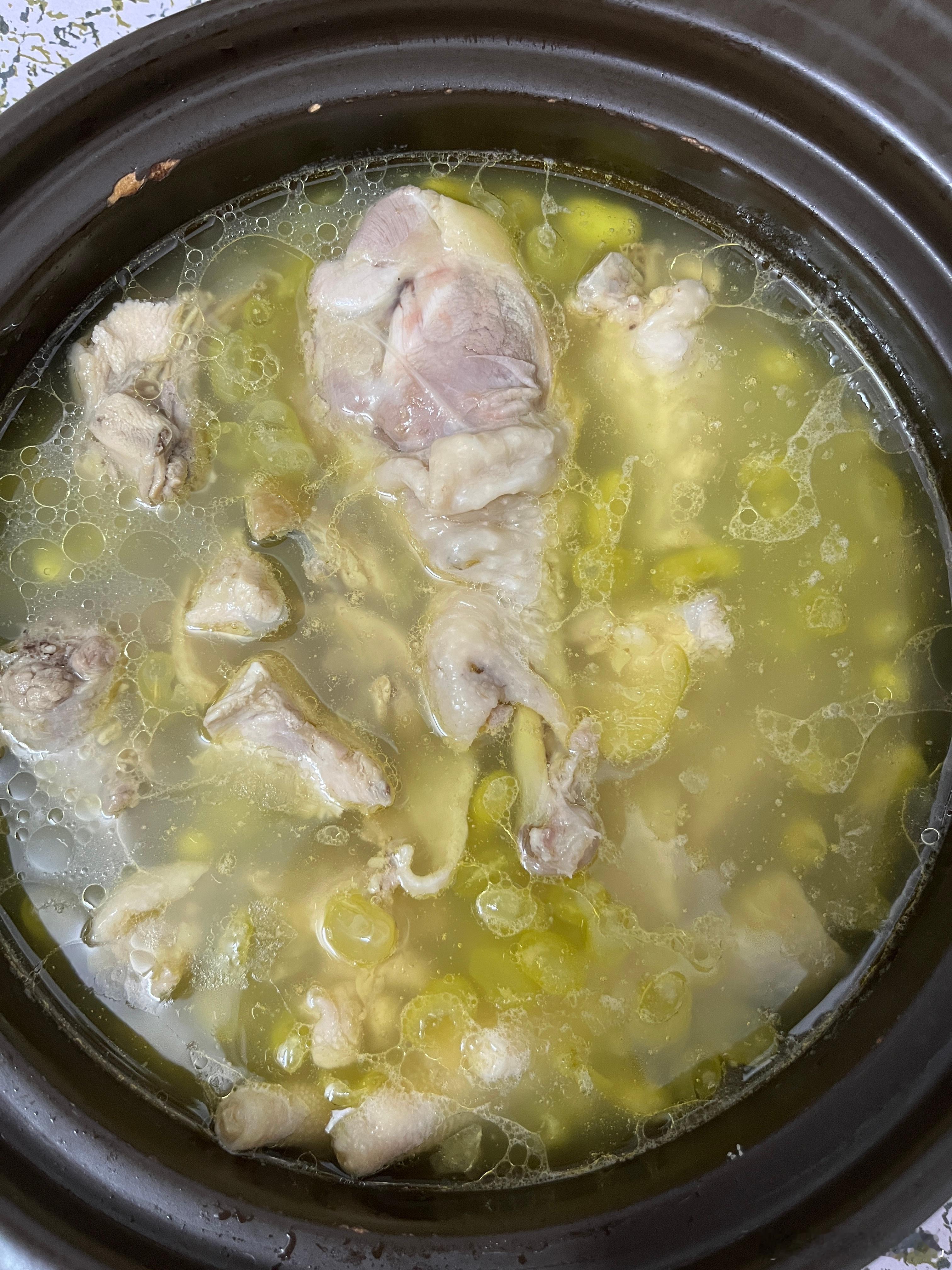 怎么不胖，给柠宝做的老鸡炖黄豆，昨晚吃了排骨炖黄豆，说好好吃，还要吃黄豆。这个明