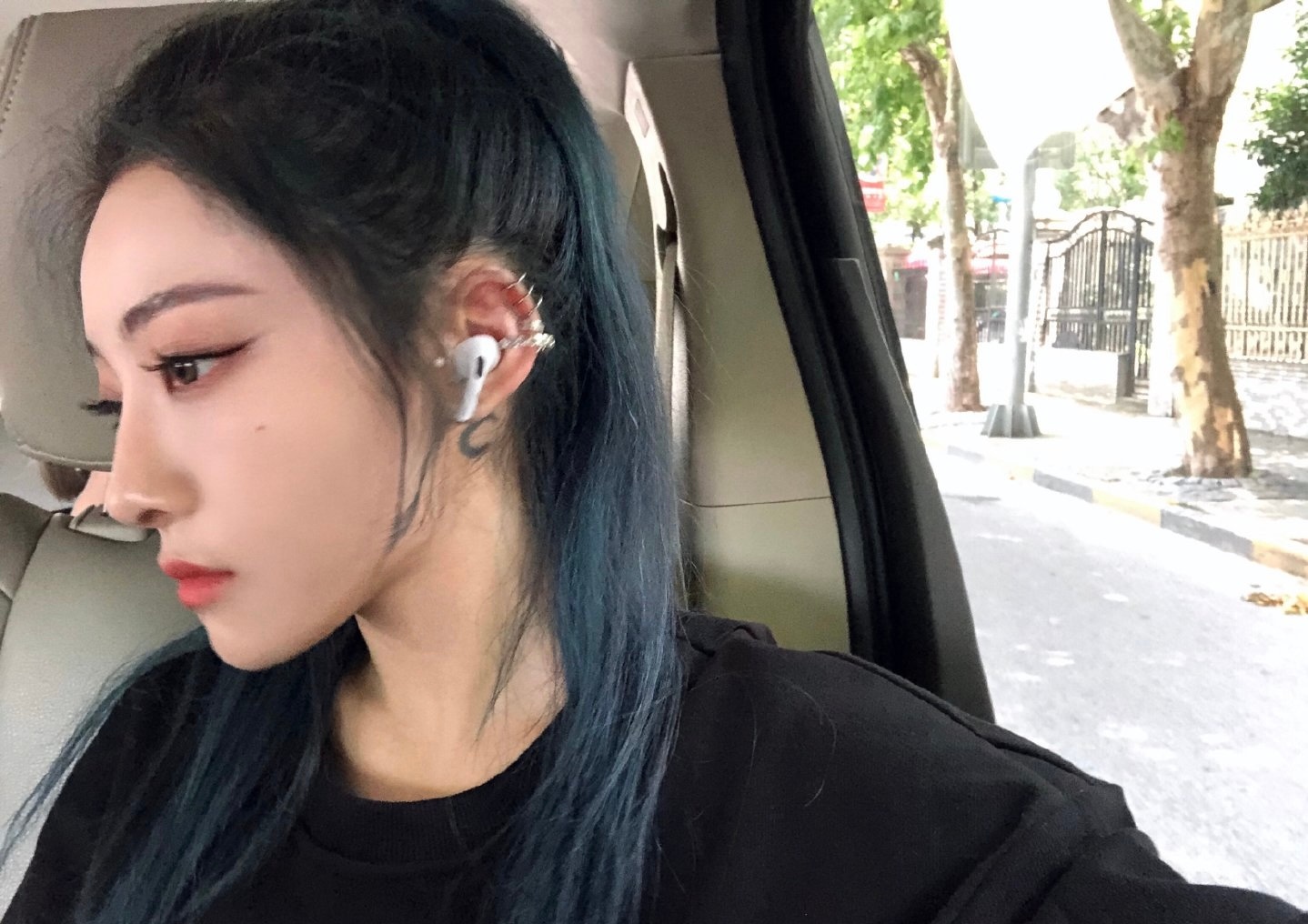 一下就想到‼️带耳骨钉又美又帅的喻言 