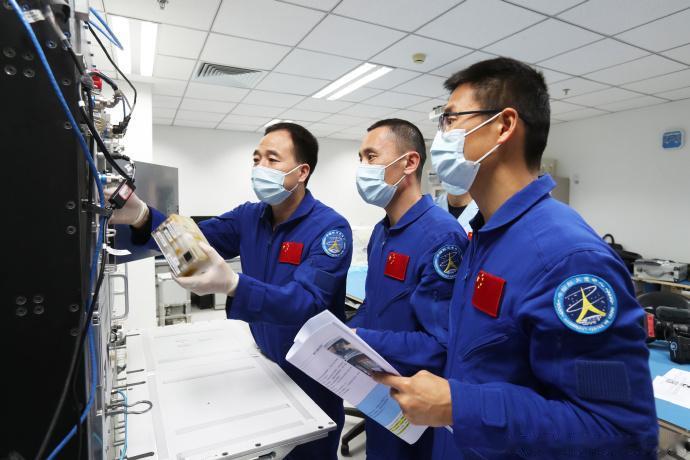 国之栋梁桂海潮——恭喜北航学子，你们的导师明天就要上太空了。桂教授可真是年轻啊，