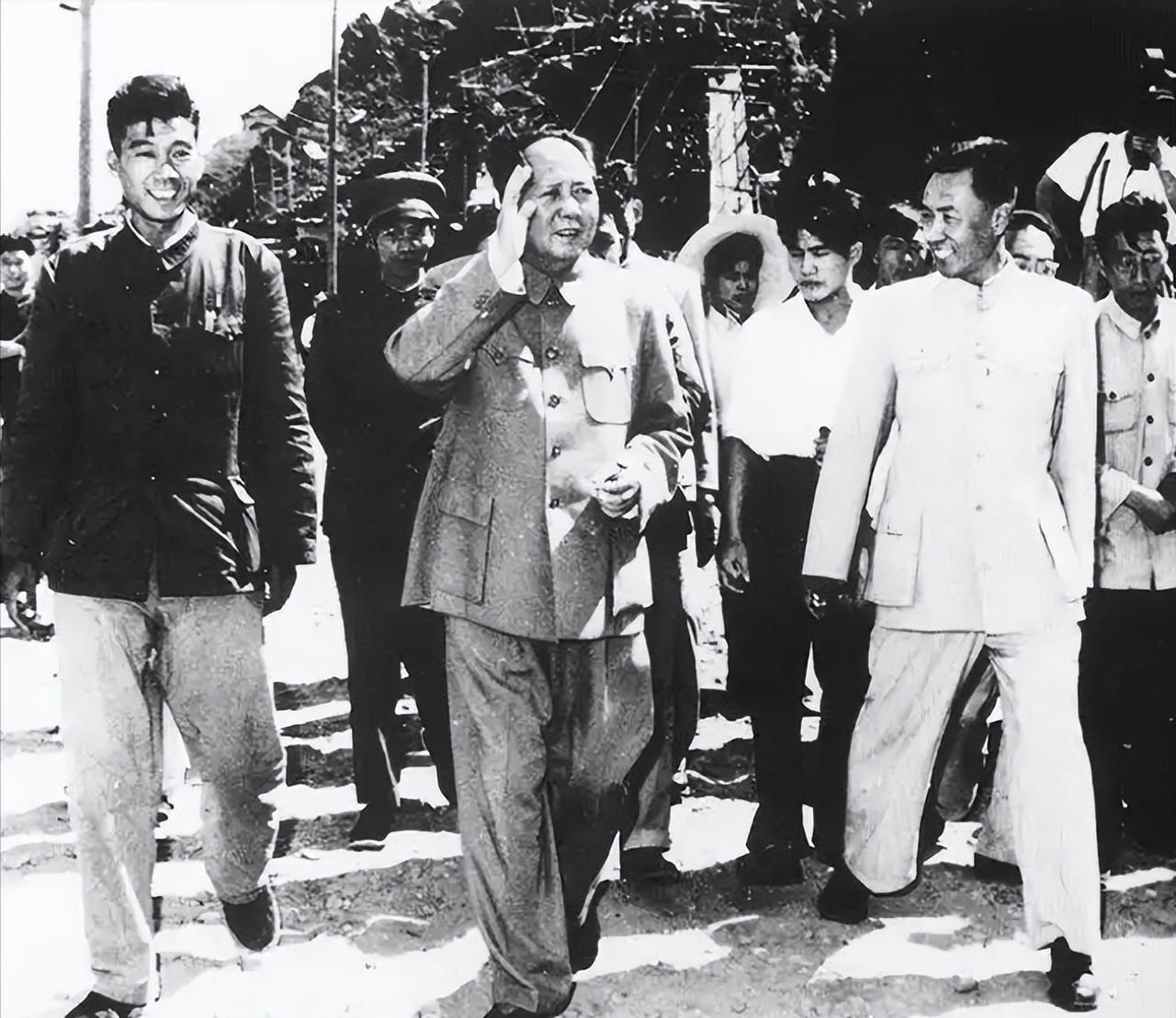 1959年，北京郊区的密云水库刚蓄水后不久，毛主席就前往视察，到了水库库区，只见