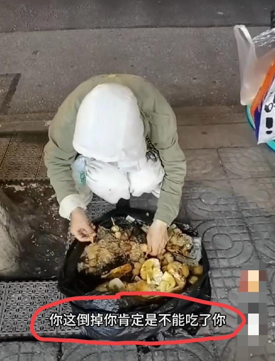 5月29日凌晨，网友在上海杨浦区许昌路遇到一个捡垃圾吃的年轻人……
拍视频的这位