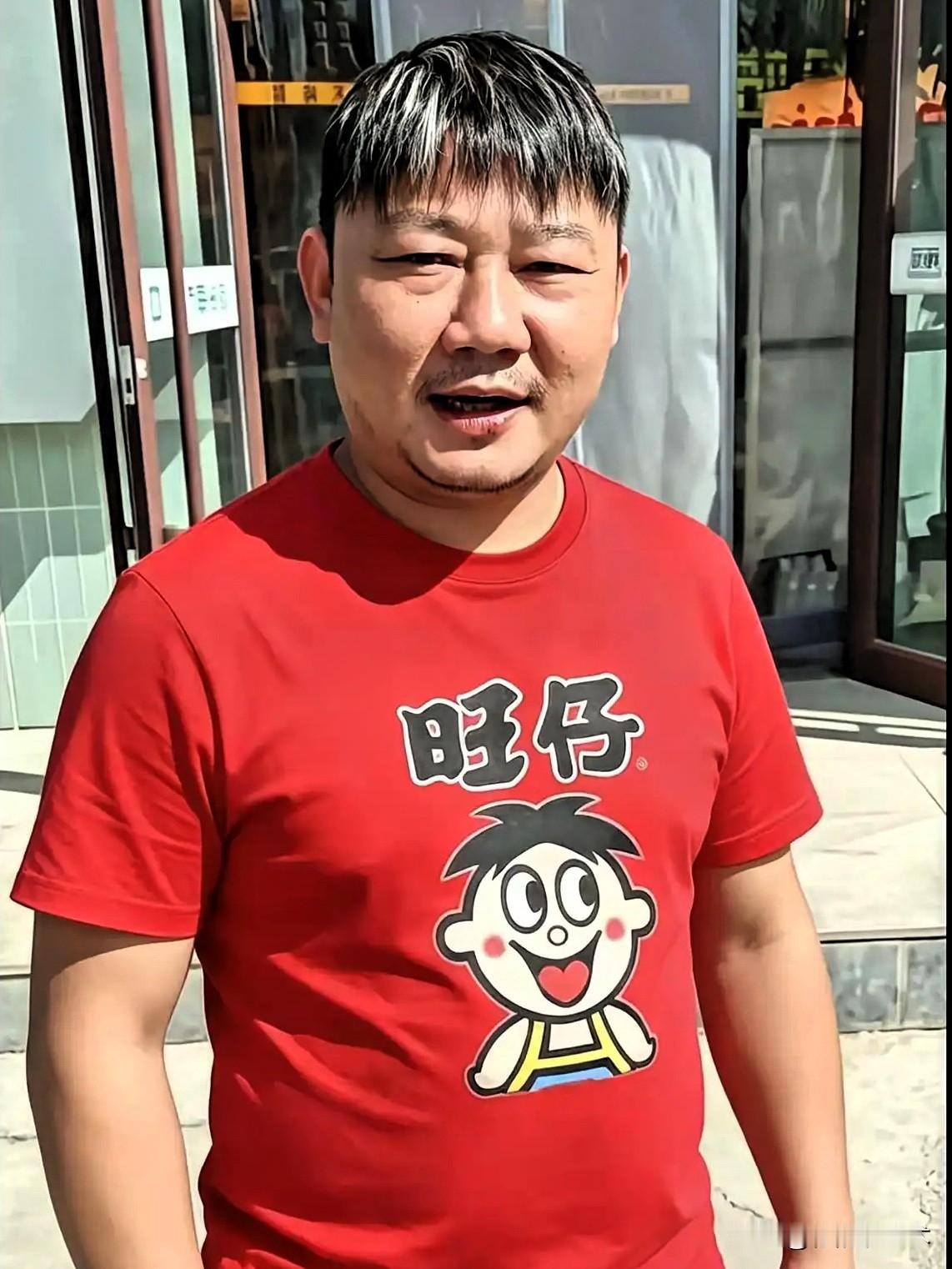 喜欢张雪的粉丝天塌了
好消息，是张雪去理发了
坏消息，是理发店的老板非常不争气，