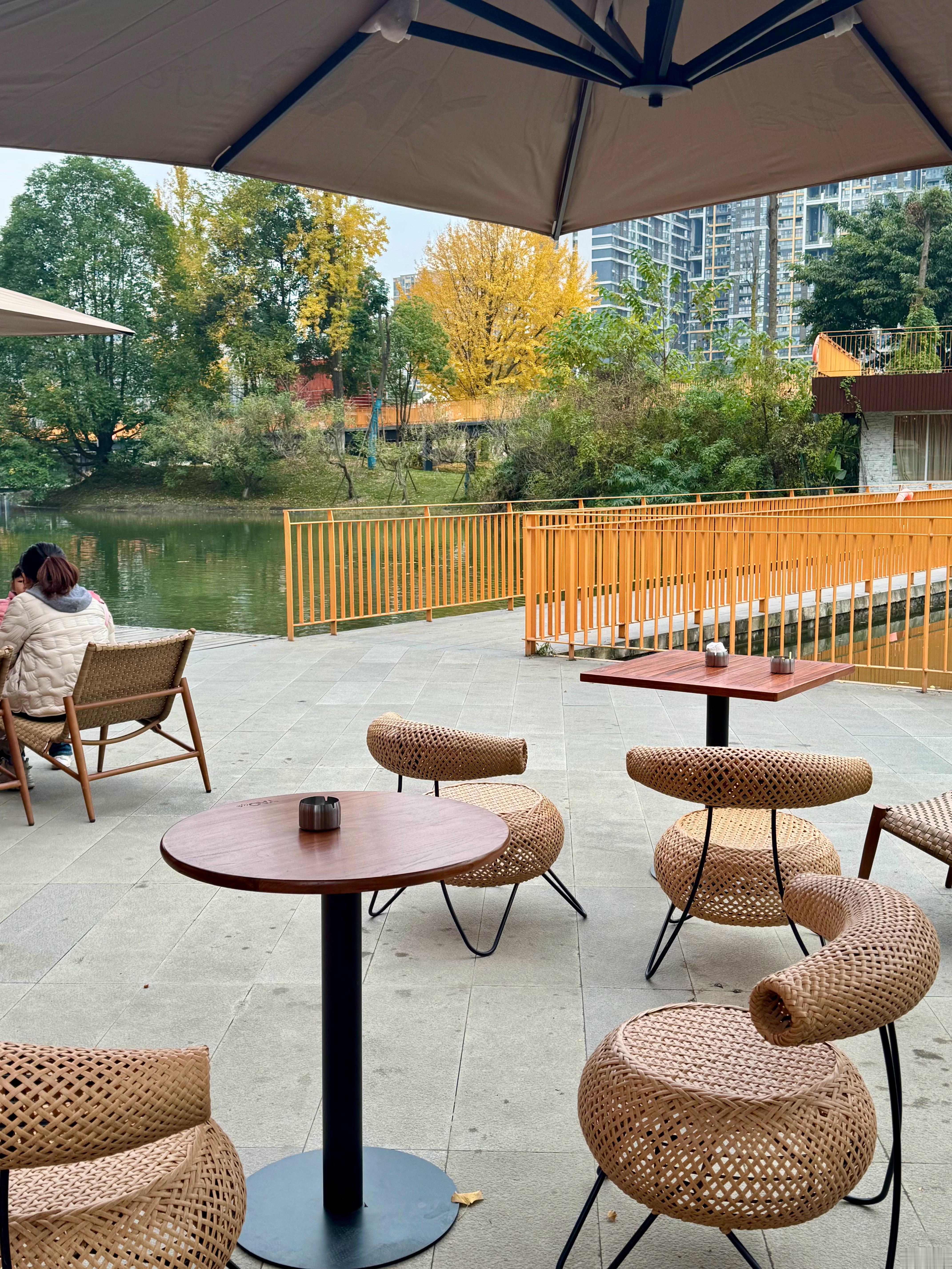 温江又多了一个可以喝咖啡发呆的地方～今天去参加了耀华2026新品发布会，确实够古