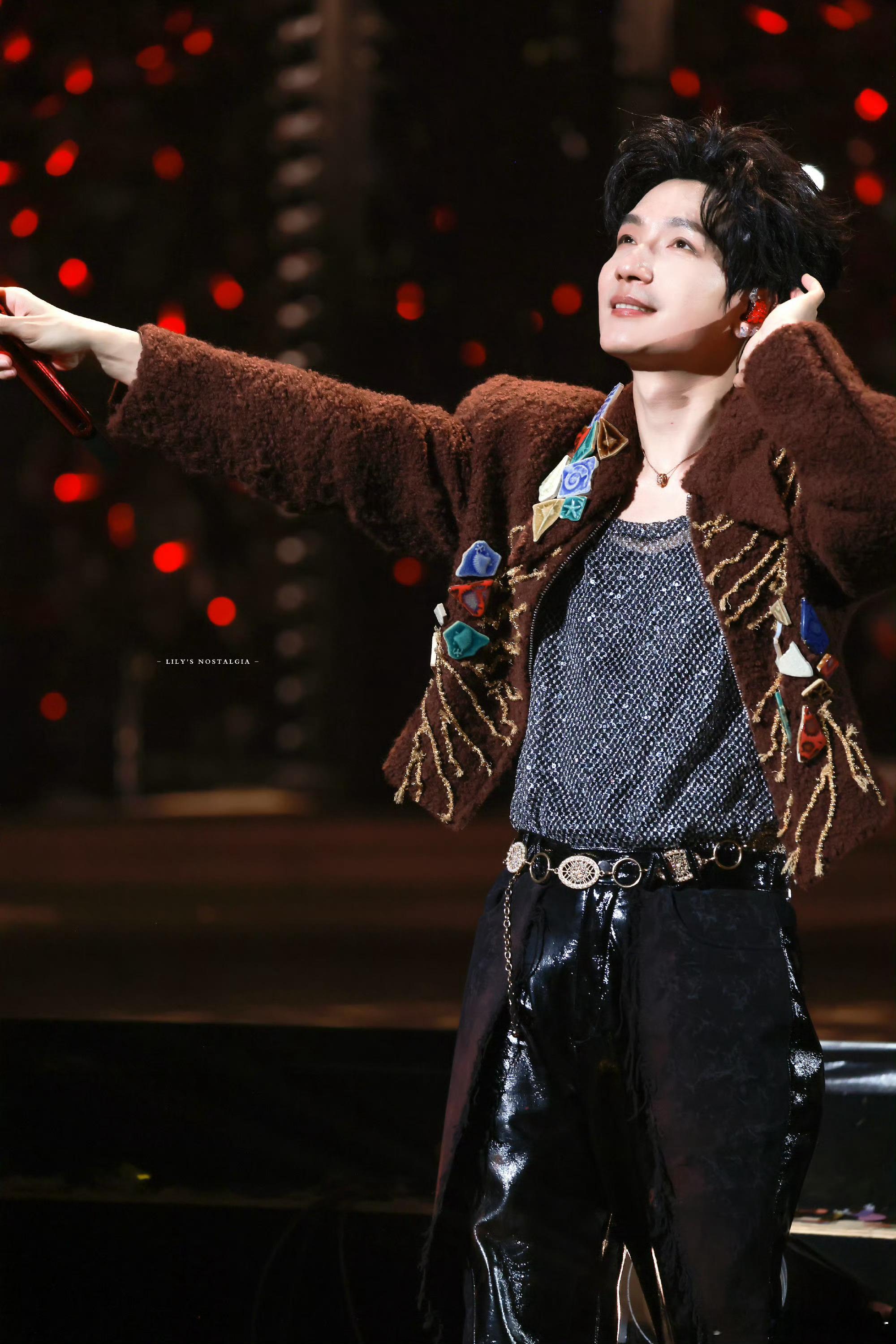 陈楚生演唱会 从开场就一路高能！陈楚生用超绝的实景舞美和电影级叙事，把体育场舞台