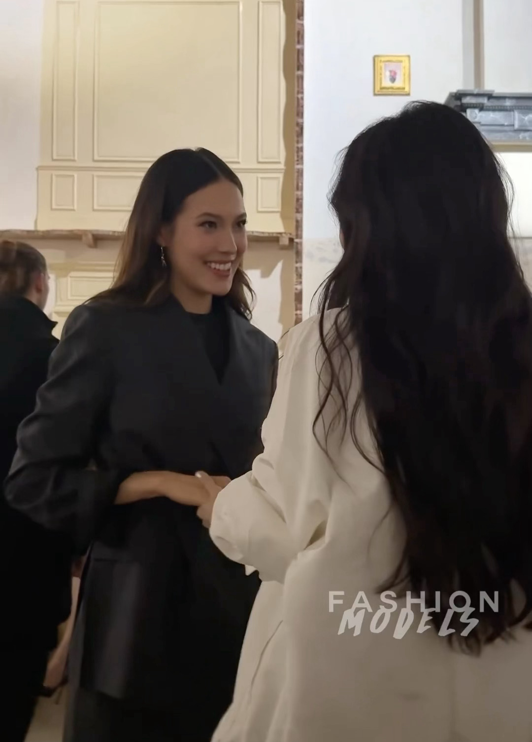 谁懂我姐手指摩挲谷爱凌手背这一下我有点酸了姐姐