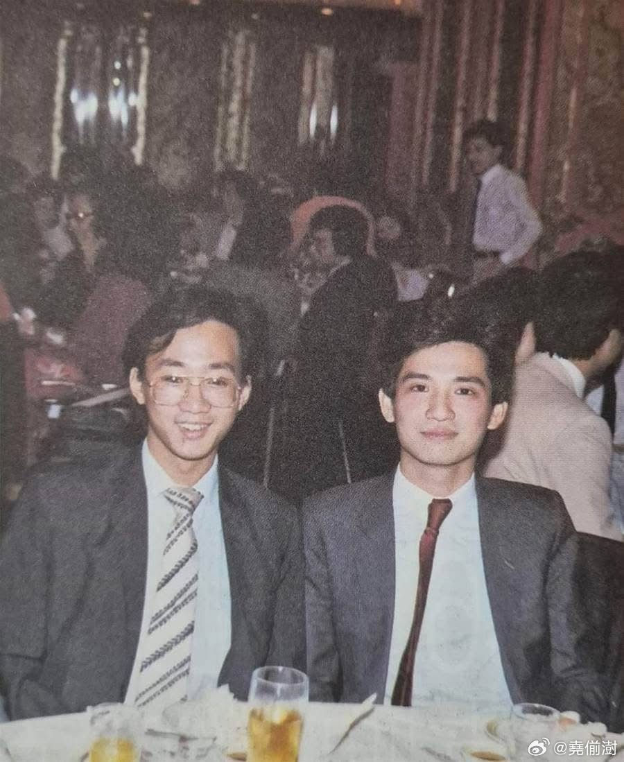 一张保险公司晚宴上的合照！谁也没想到这两个男孩，后来会成为「香港乐坛的传奇」，至