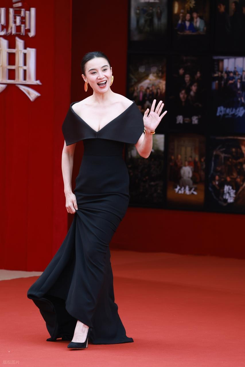 最近宋佳在出席典礼的时候搭配了一件黑色的裙子，看上去高雅又时尚，还很有国际风采。