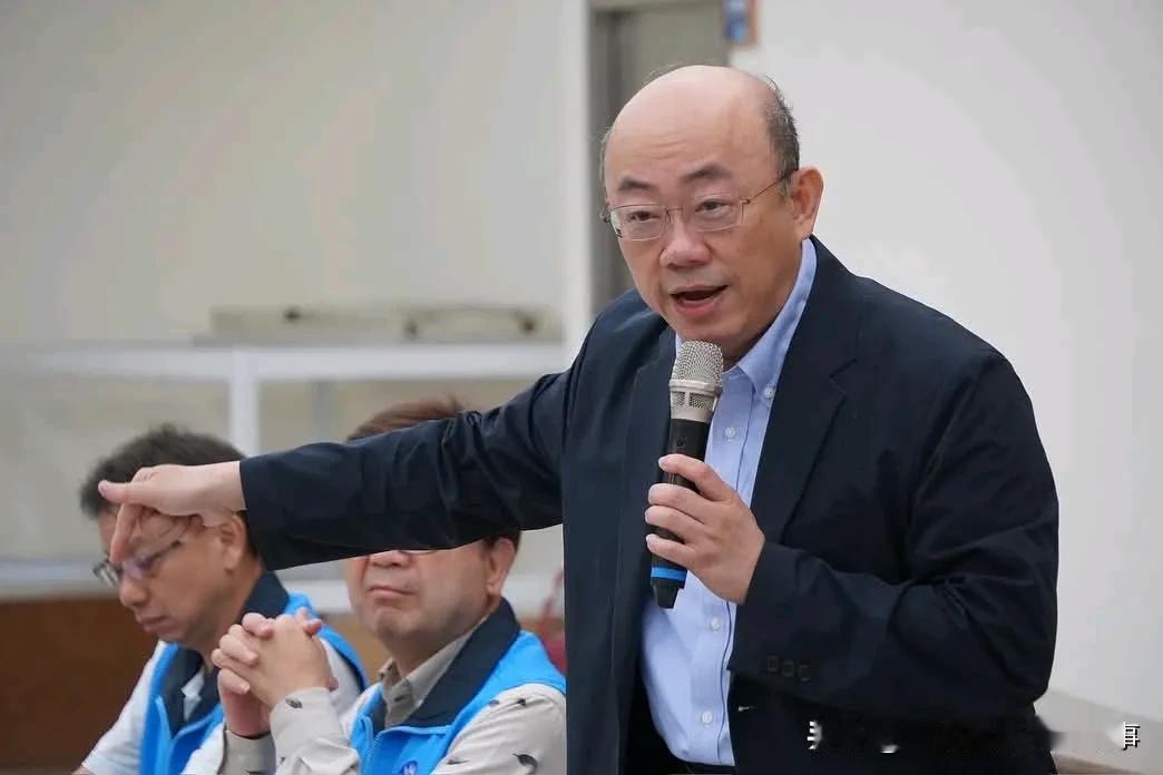 郭正亮为王鸿薇反罢免站台！已达两次！
岛内蓝绿轰轰烈烈的大罢免还在进行，35位进