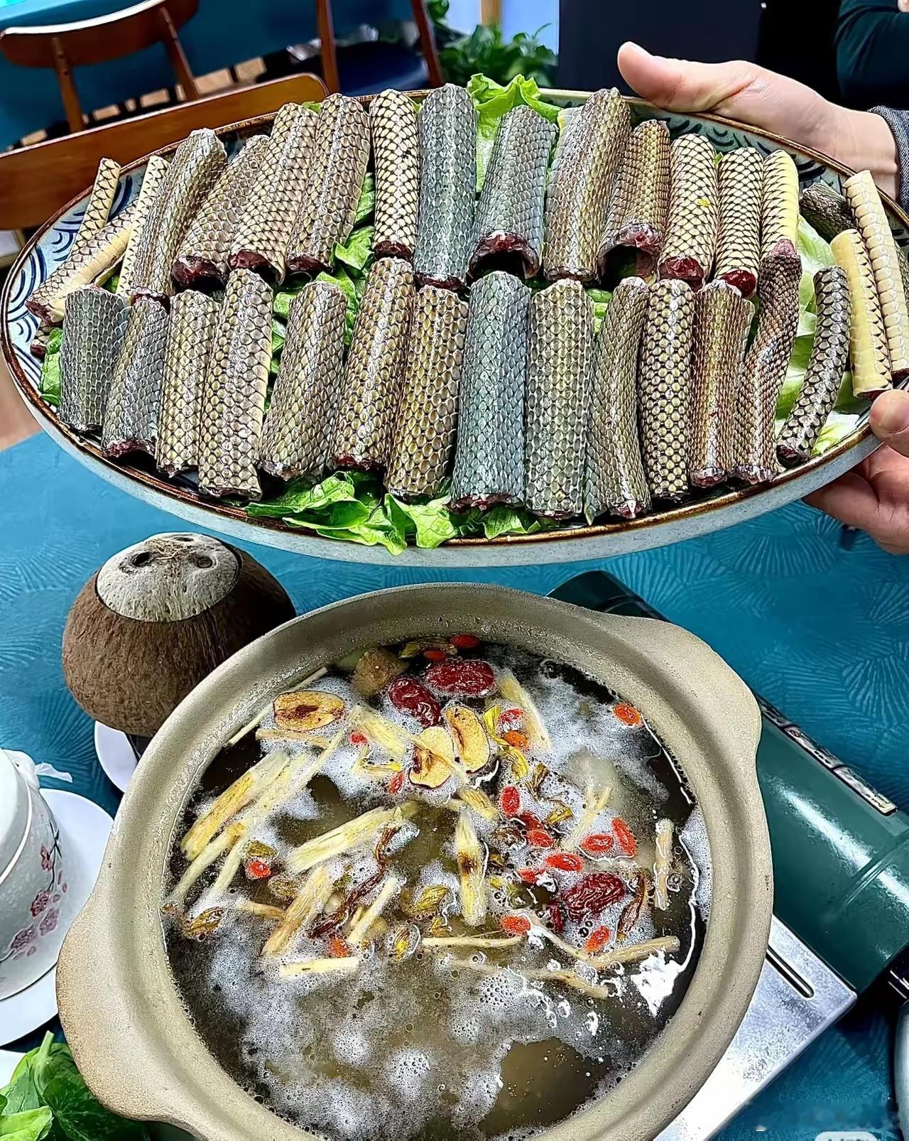 妈呀！！真佩服广州人，看得我起鸡皮疙瘩，这一顿火锅吃下肚里，还不翻江倒海。 
