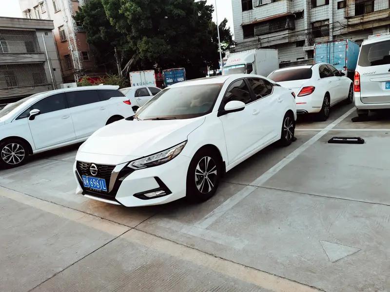 选轩逸还是19款宝来，得看你需求。
轩逸舒适性出色，座椅就像“大沙发”，长时间乘