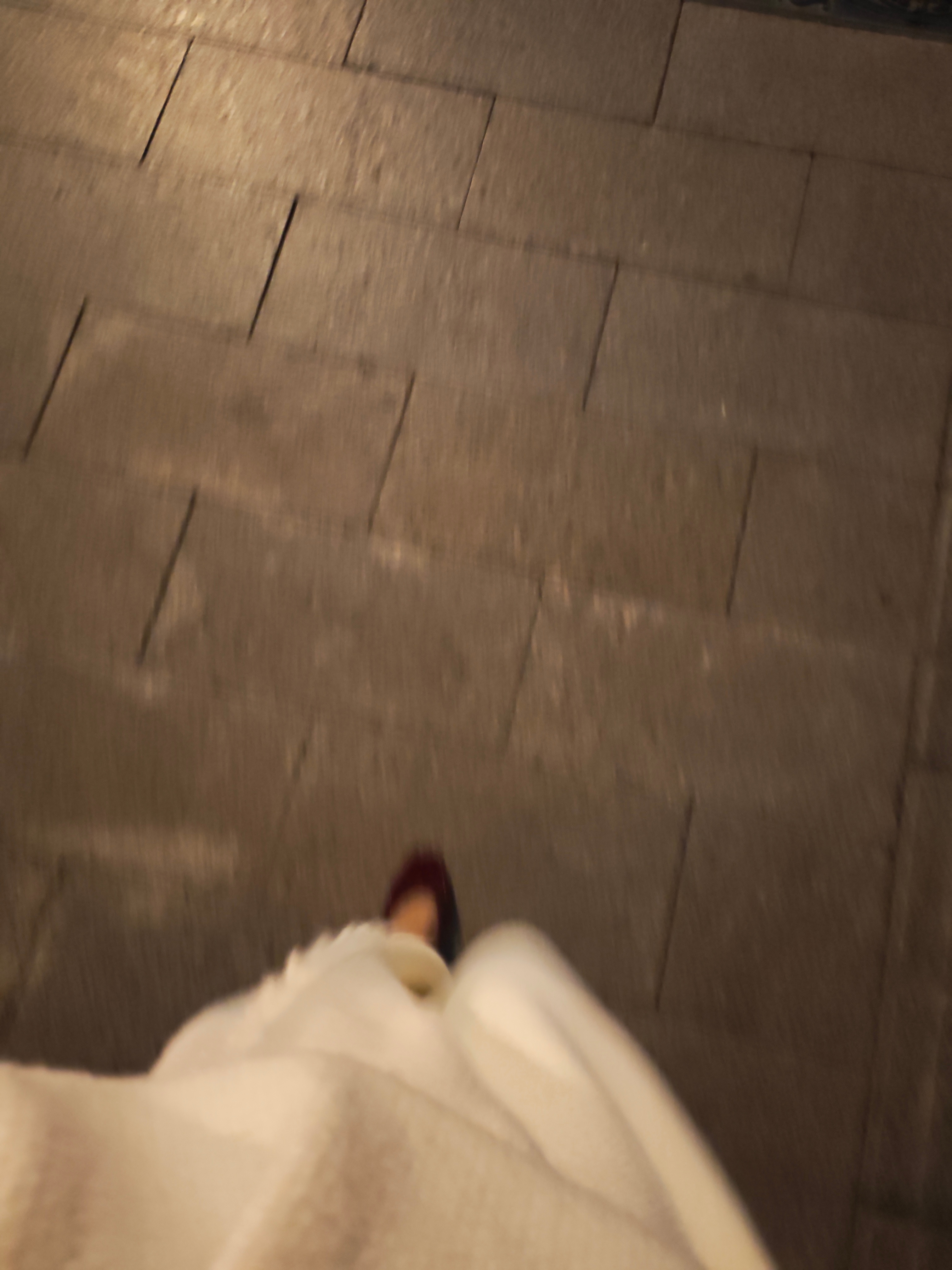 我一直觉得，牵手、拥抱、xing， 只是浅层的亲密关系， 身体的赤裸也没法触及到