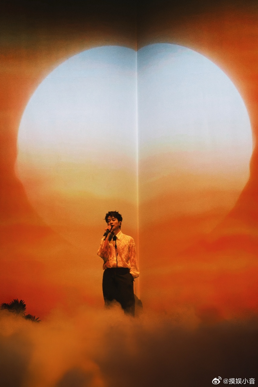 张栋梁澳门站开唱红红火火 澳门今晚的烟花主题很应景，但更应景的是的嗓音。收官站火