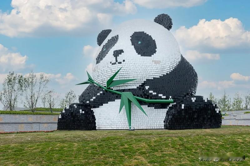 成都天府国际机场的大熊猫雕塑名叫“团团” 。它长15米，宽11米，高12米，表面