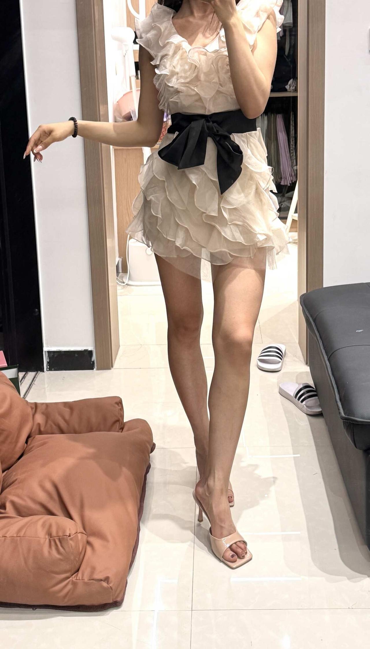 黄黑皮和裸色鞋子
黄黑皮也可以穿温柔的裙子，走上裸色美路
裸色高跟鞋 黄黑皮穿搭