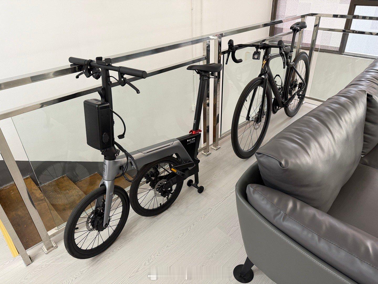 参观一下爱骑车的昌老师影视基地，跟学一下口播怎么打灯布光，相当专业！还能摆出两个