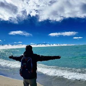 湖畔边静读的读者
