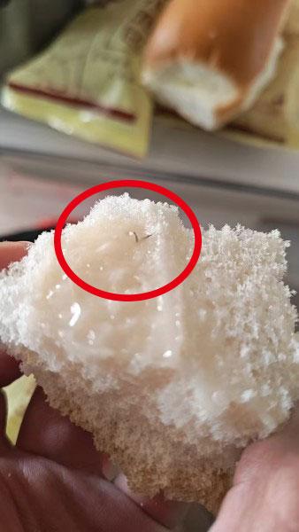 今日，有网友吐槽：响水滨河学府路边流动三轮车摆摊售卖的郑氏面包，吃出了卫生问题。