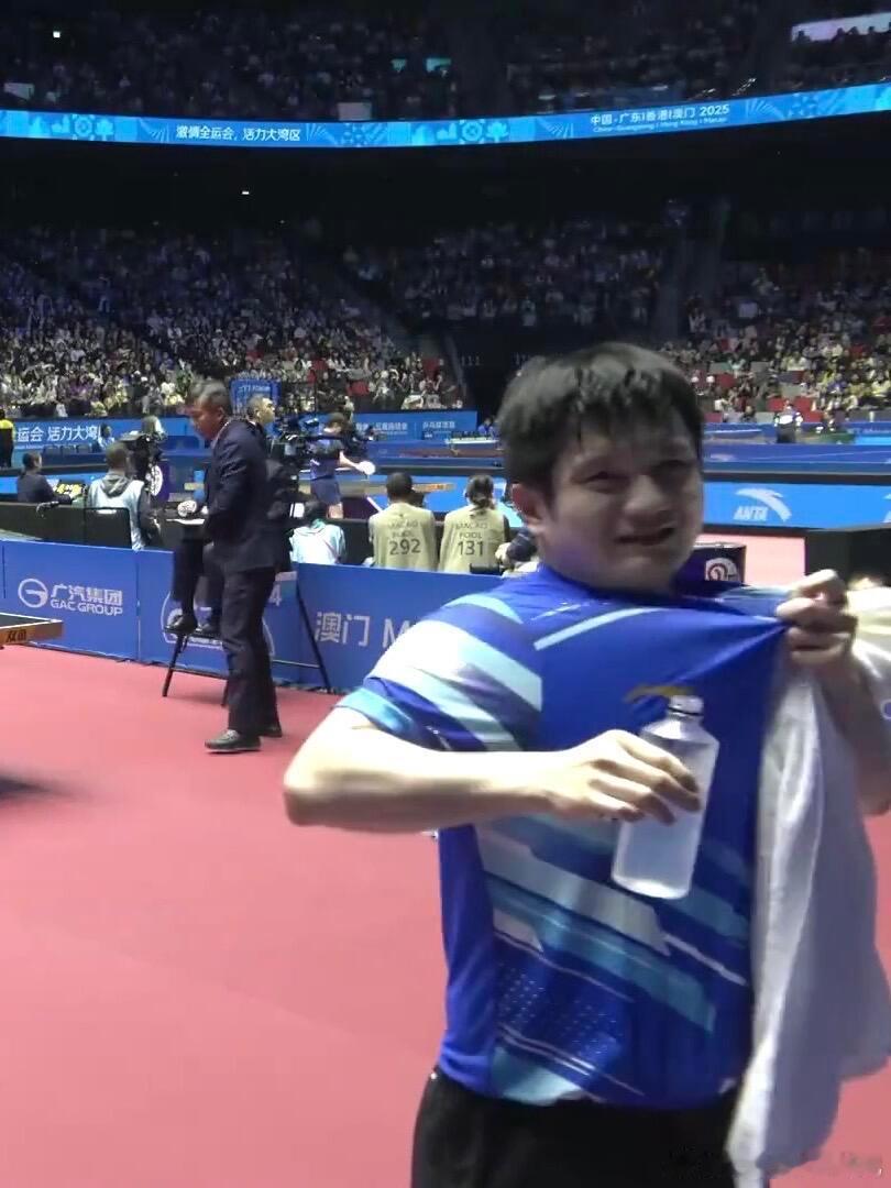 樊振东被李宁勒的皱皱巴巴 