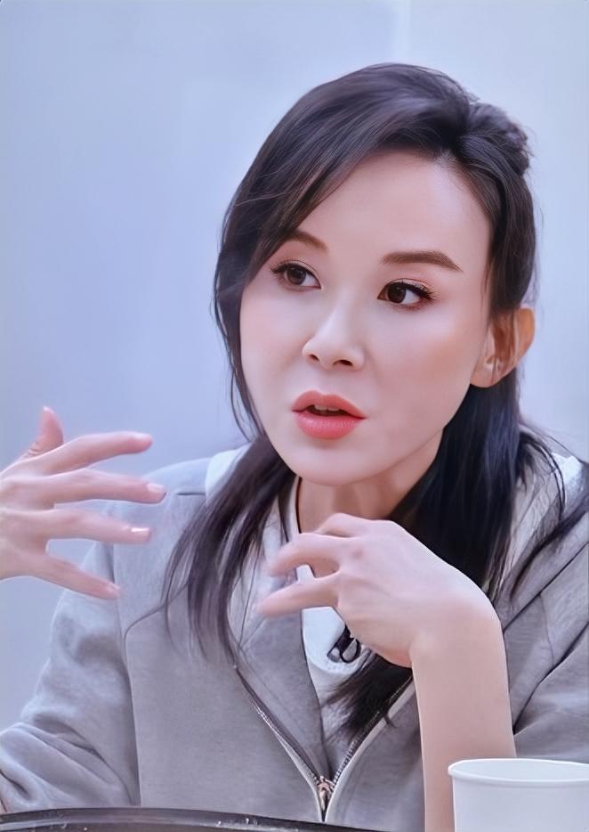 眼看安崎“卖惨”要哭，萧蔷起身就走：你把眼泪当武器的话，我非常瞧不起！
萧蔷直言