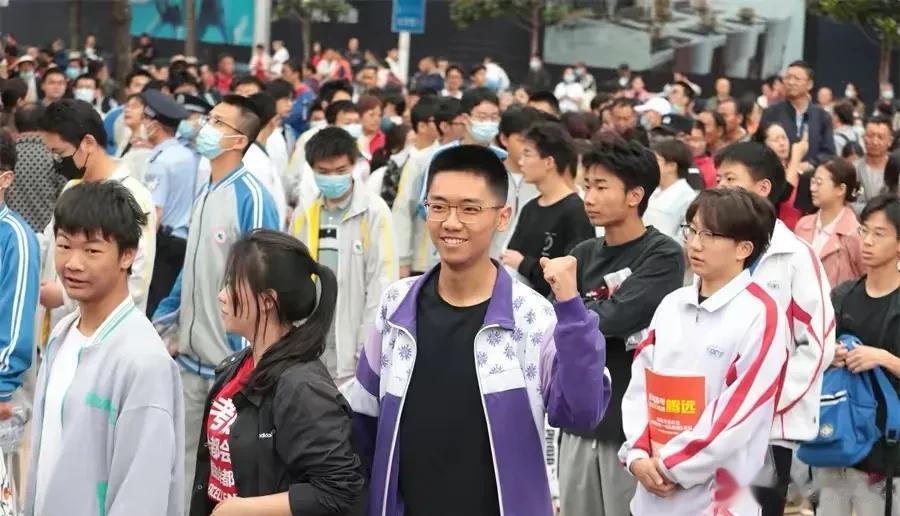 高考当然非常重要。
有的人说，高考就是人生中的一次大考而已，没必要看的比天还重要