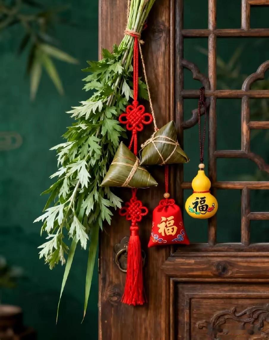 雕窗独坐望长街，
端午来到客远差。
满市炊烟飘粽味，
期盼孩子找回来。
