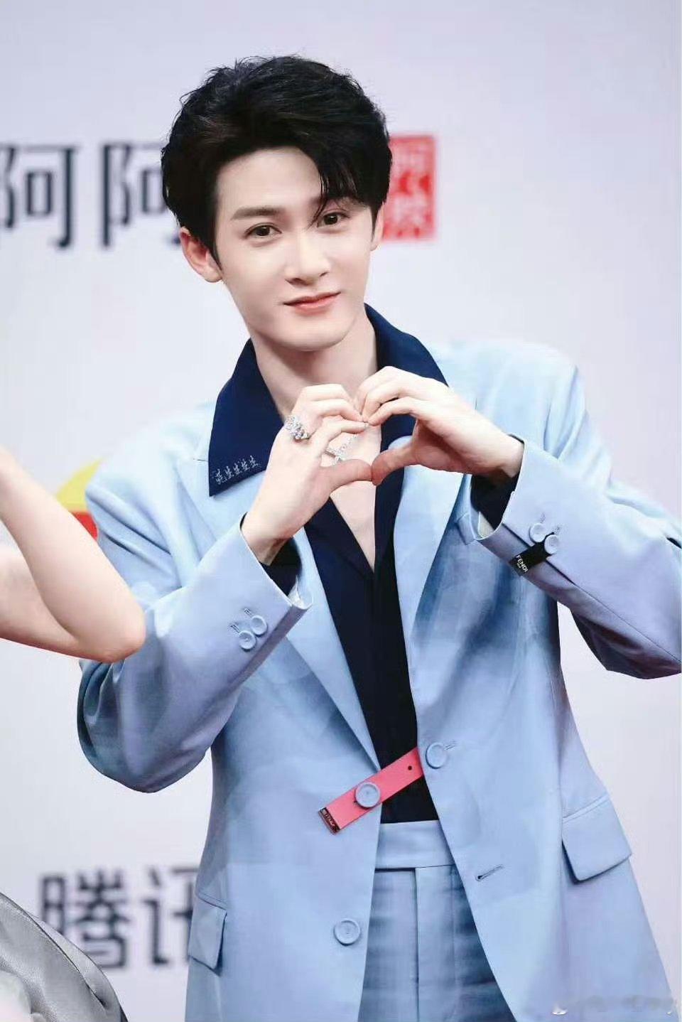 檀健次三专封面公开 气球的柔软撞碎尖刺的凛冽，红苹果在对立镜面里折射完整轮廓，打