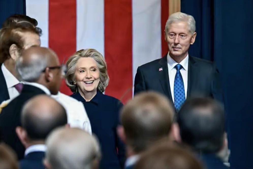 80岁的克林顿夫妇反击啦！面对众议院关于爱泼斯坦的调查传票，他俩直接拒绝作证，还