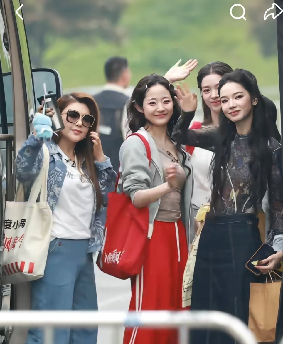 张艺上怎么就选上乌兰图雅了一公翻牌和乌兰图雅PK一路好运，二公直接和图雅老师组队