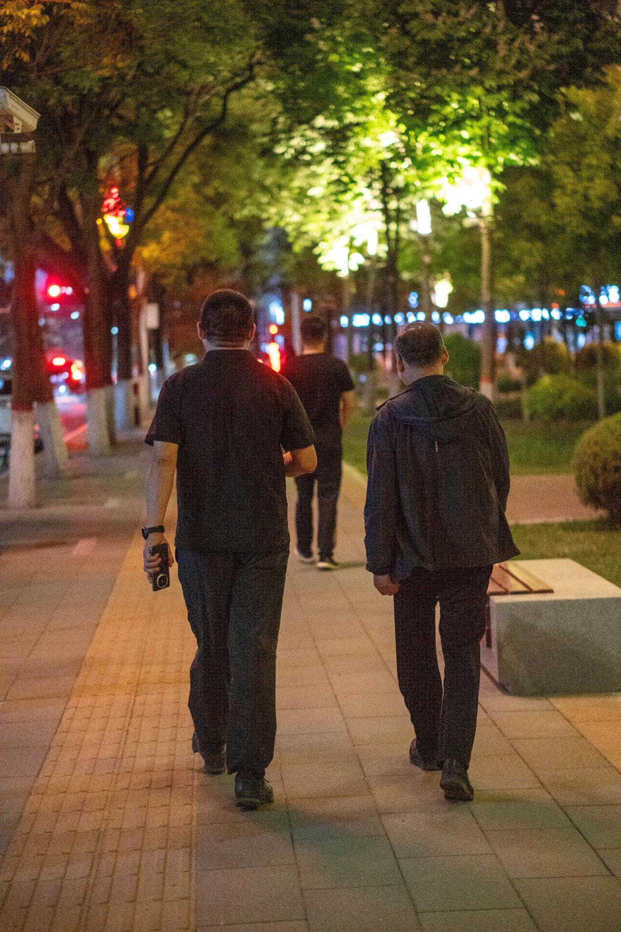 我舅舅是做生意的，家庭条件一直很不错。我们家很普通，靠打工过日子，所以舅舅一直看