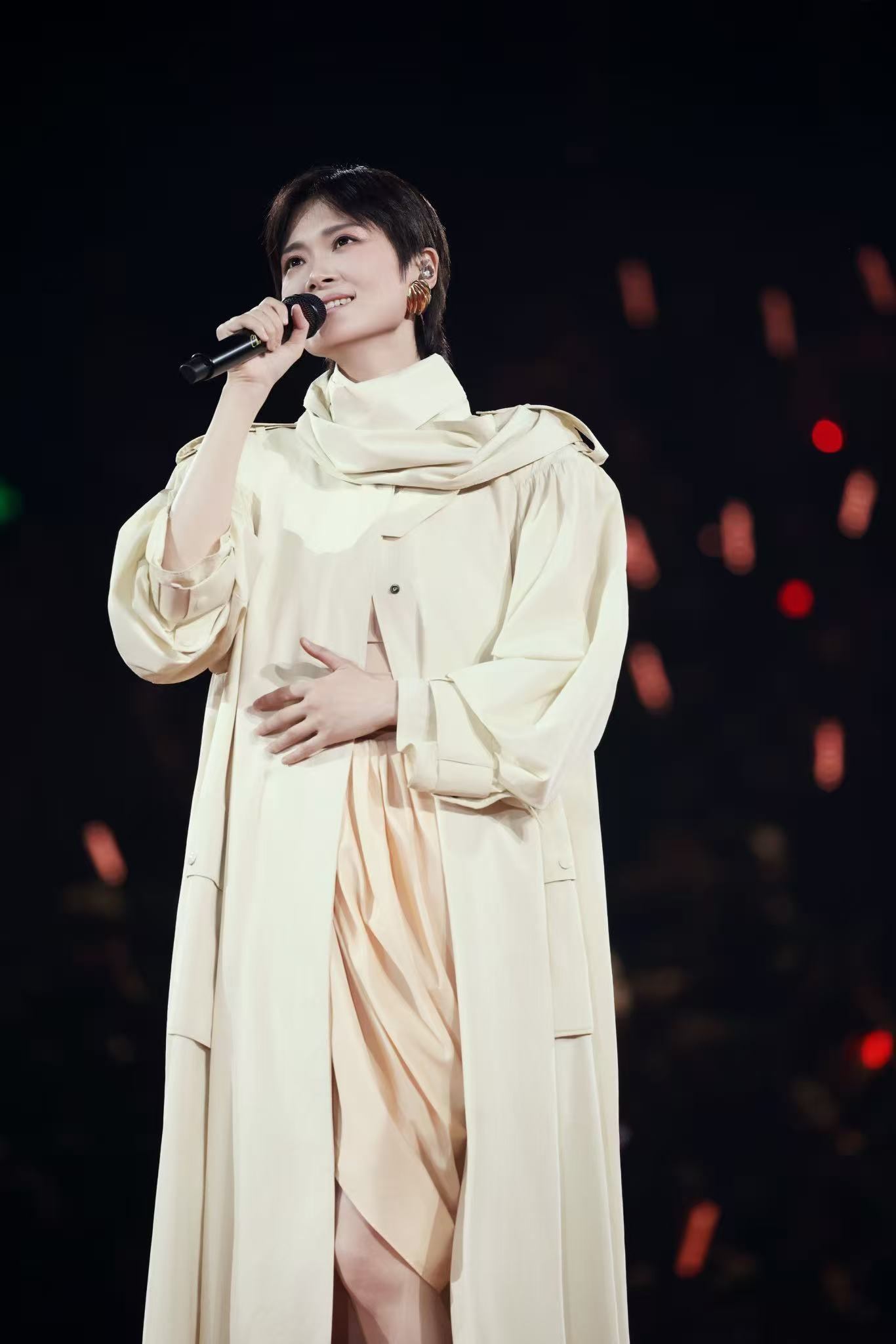 李宇春和16年前的往事拥抱 这场迟来的演唱，让我们看到了李宇春柔软又坚定的内心